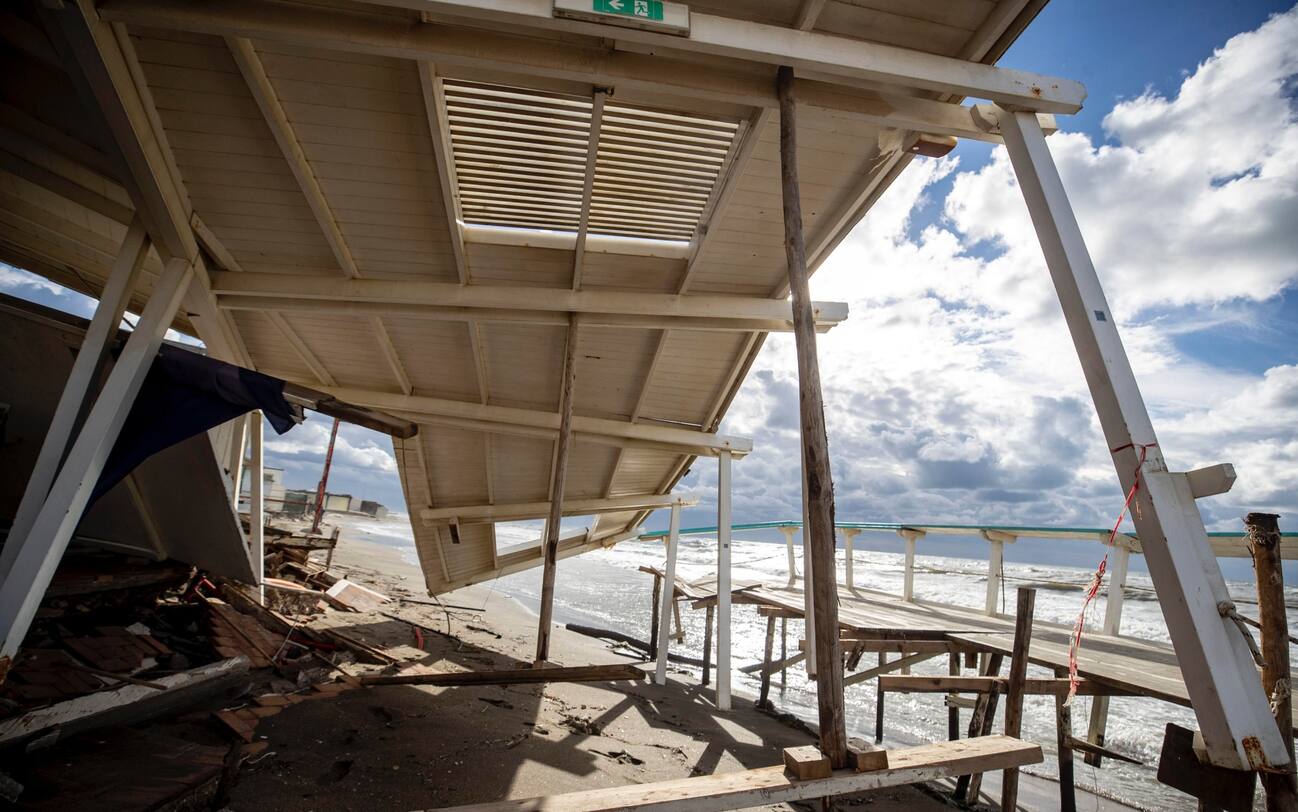 Mareggiata A Ostia, Erosione Della Spiaggia E Danni Agli Stabilimenti ...